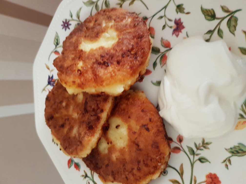 Несладкие сырники с начинкой из яйца и зеленого лука — рецепт с фото пошагово