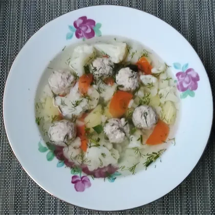 Суп с фрикадельками из цветной капусты