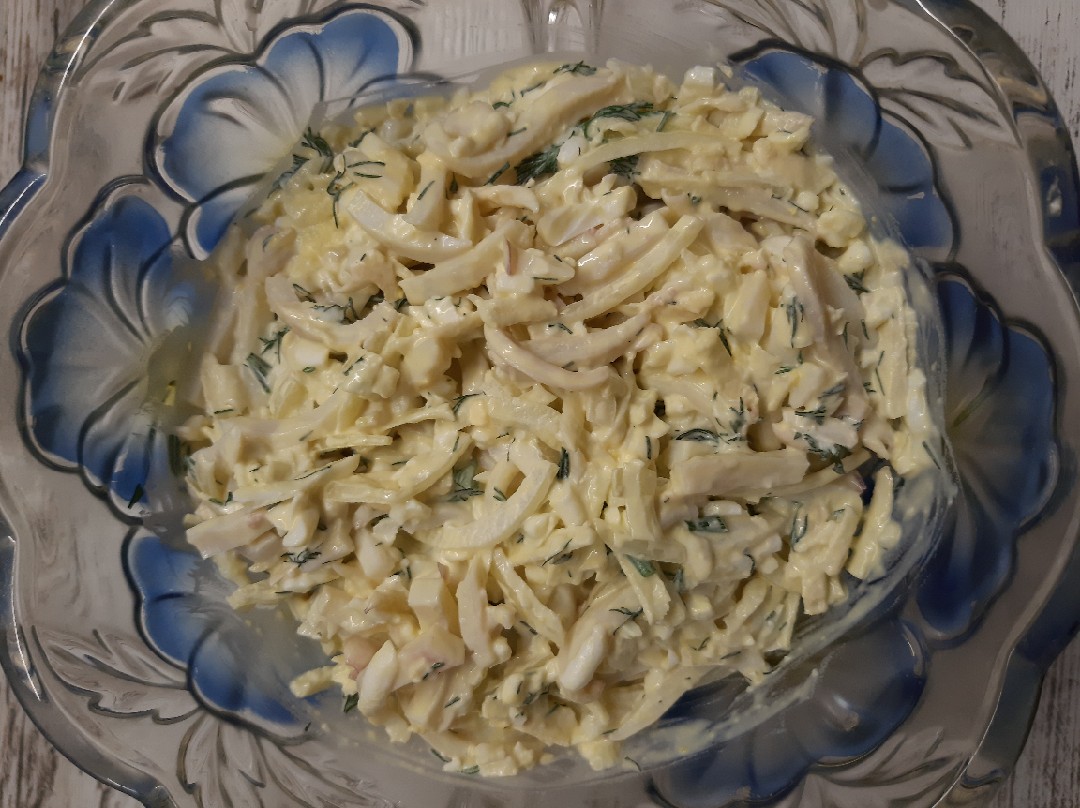 Диетический салат с кальмарами и овощами без майонеза