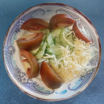 Салат с огурцом, сыром и томатами Кумато