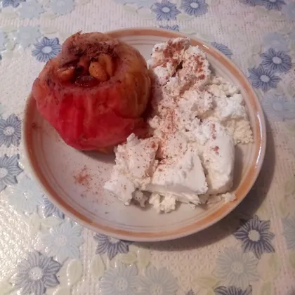 Яблоко запечённое с орешками и корицей