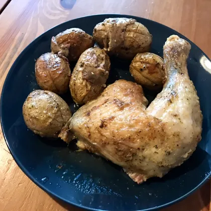 Запеченная курица целиком в духовке с детским картофелем