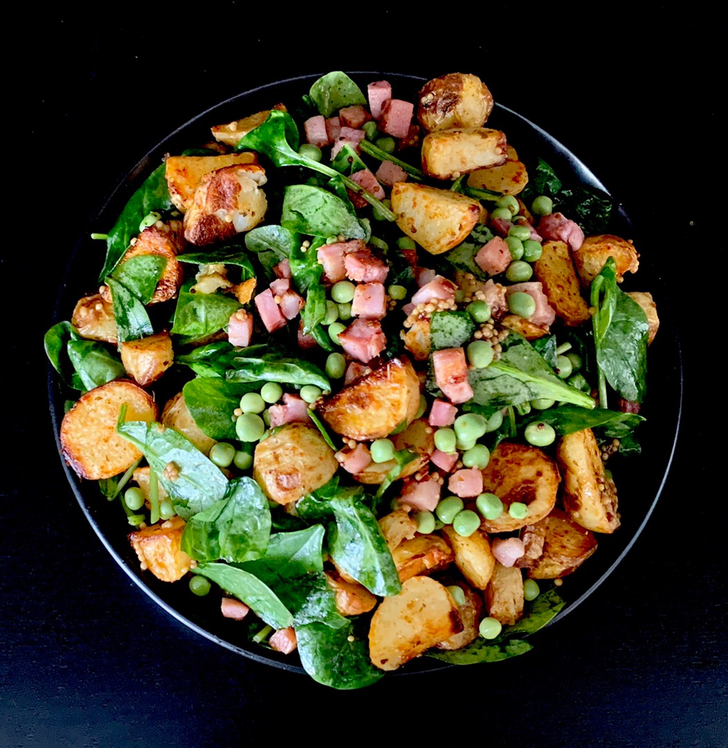 Запечённый картофель с грудинкой, шпинатом и молодым зелёным горошком