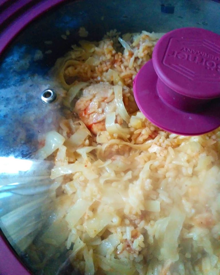 Курица тушеная с рисом, капустой и белым вином