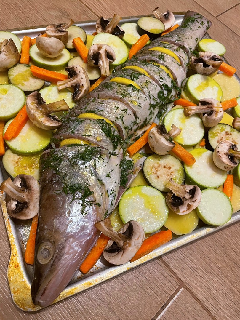 Сибас, запечённый с овощами в духовке