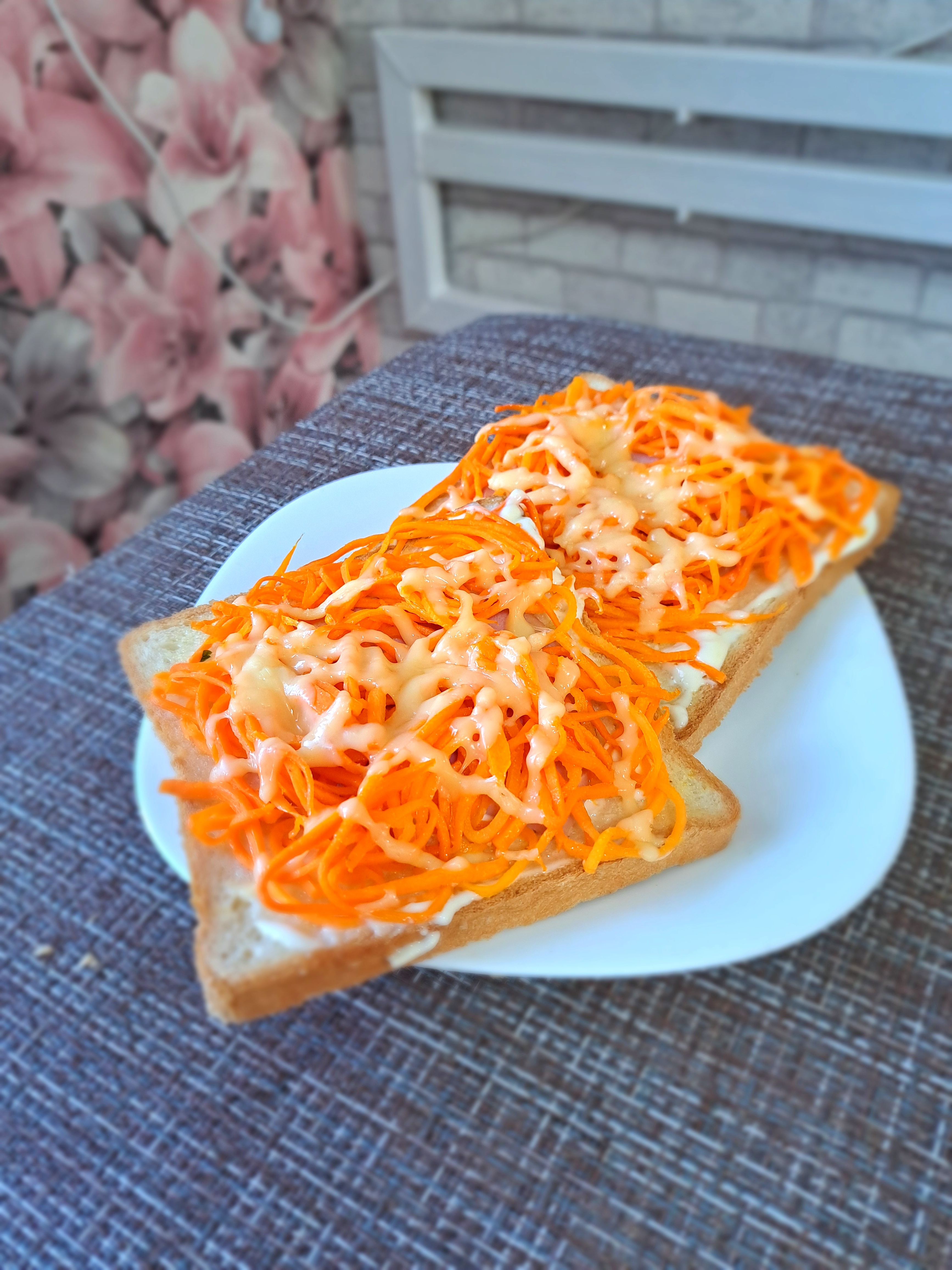 Бутерброды с ветчиной и корейской морковью