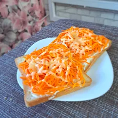 Бутерброды с ветчиной и корейской морковью