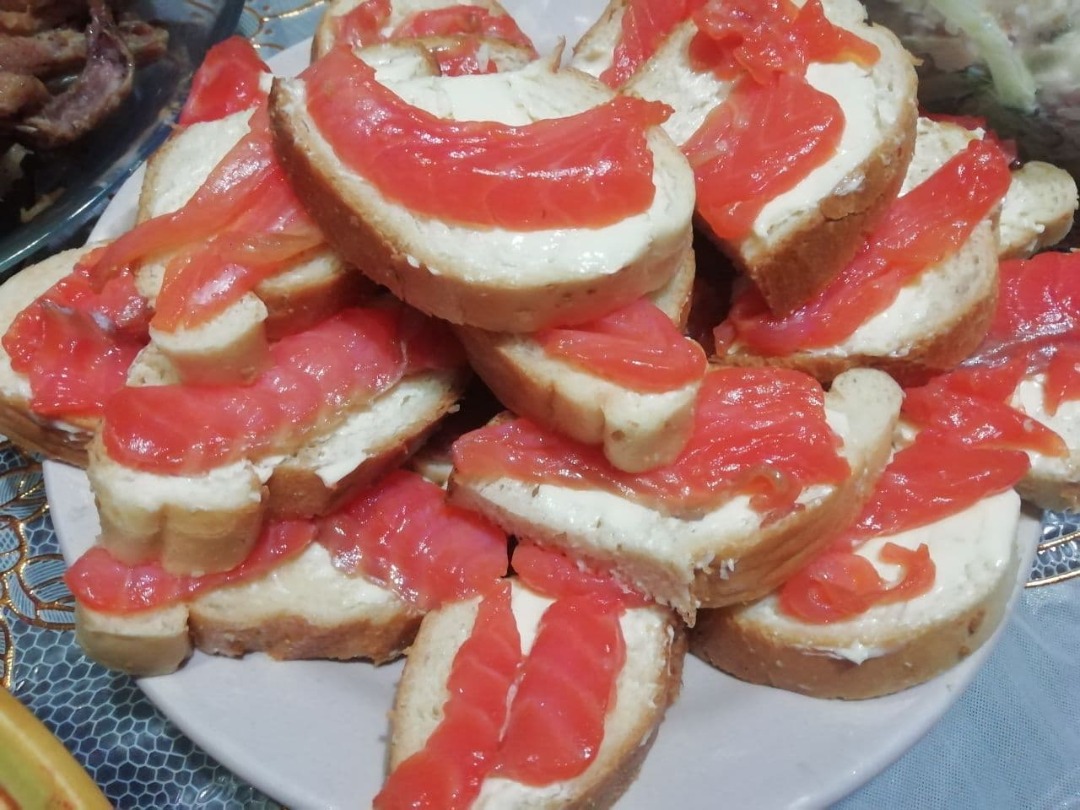Бутерброды с красной рыбкой