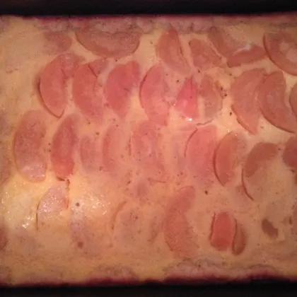 Заливной творожный пирог с персиками