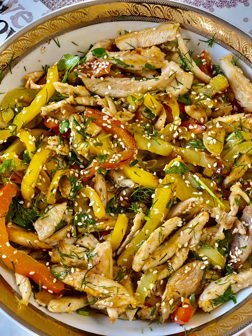Салат с курицей и болгарским перцем | Рецепт | Салат с курицей, Салаты, Курица