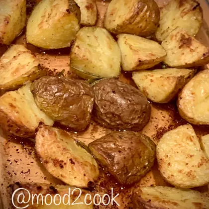 Запечённый картофель с чесноком и розмарином