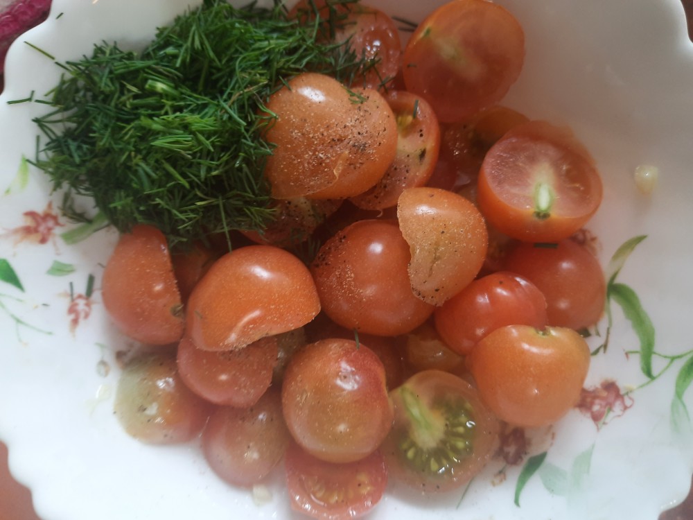 Салат из черри с чесноком и зеленью
