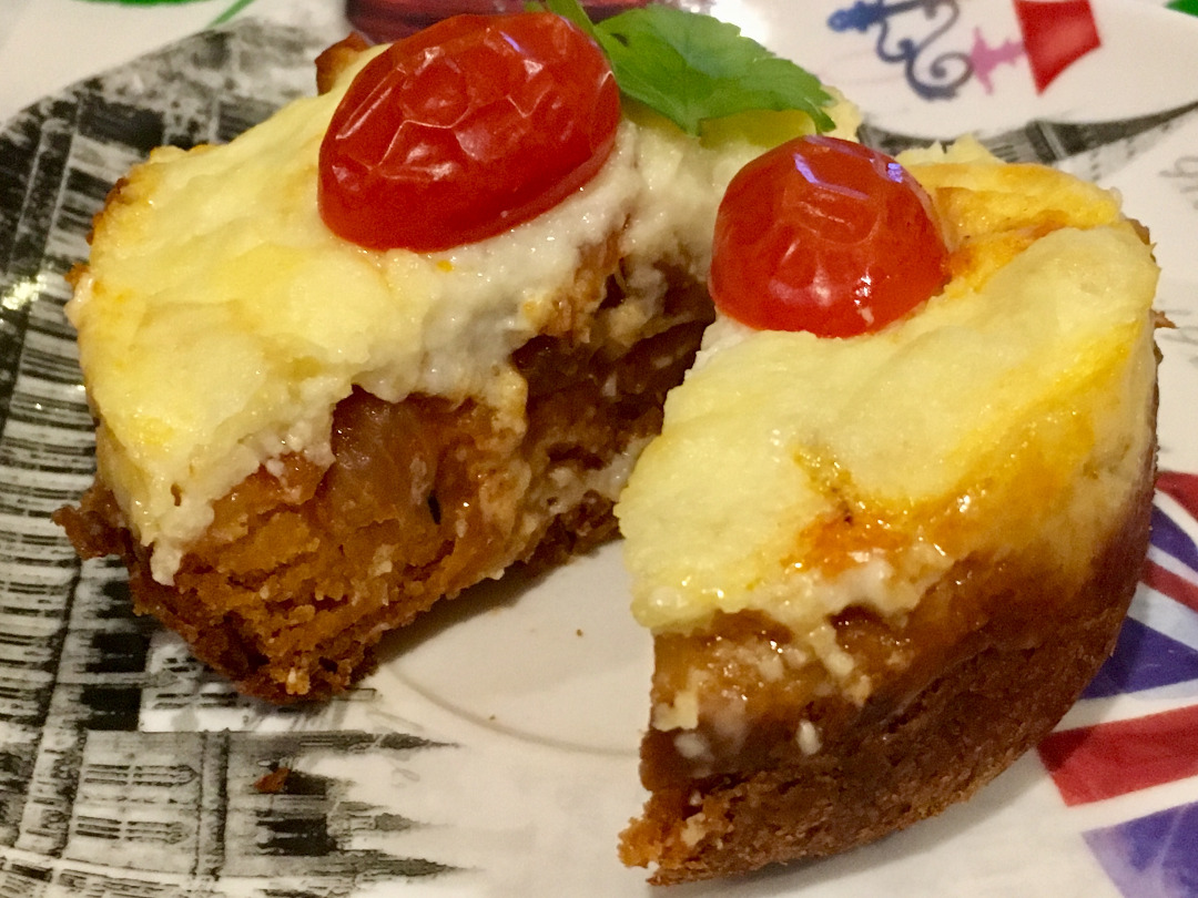 Тарталетки из томатного теста с курицей и сырным соусом