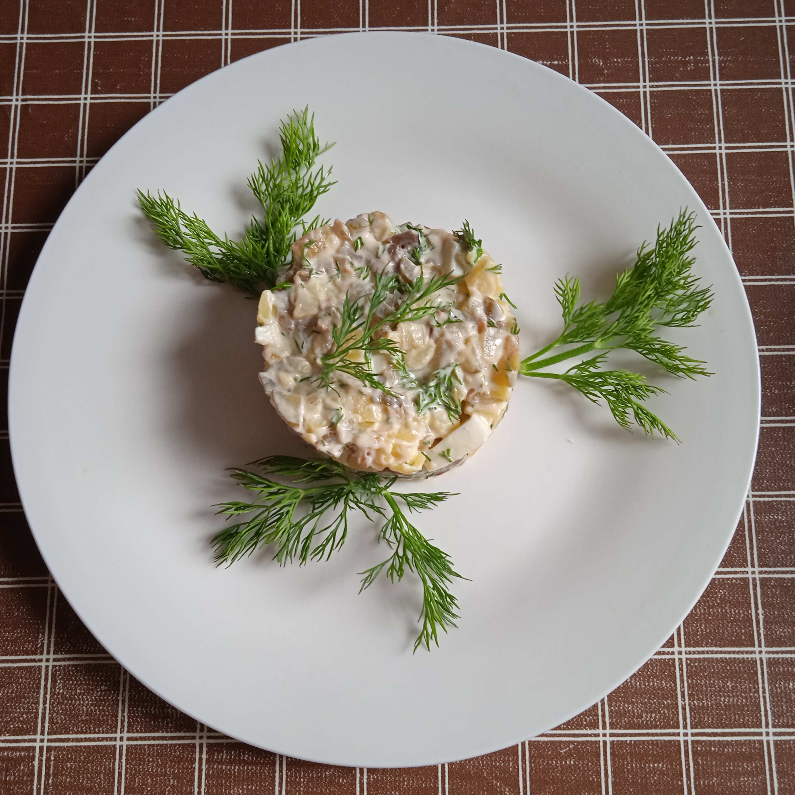 Салат с грибами и солёными огурцами