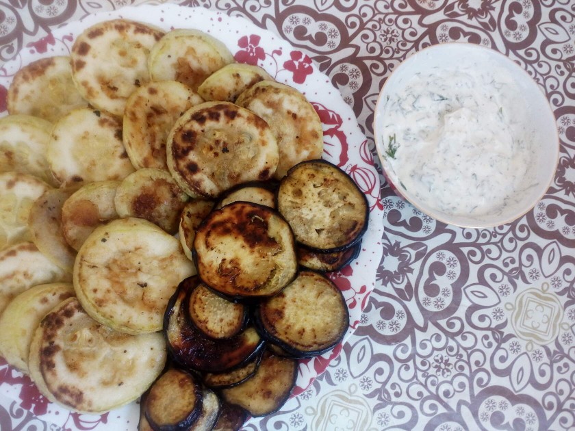 Жареные кабачки и баклажаны, с белым соусом