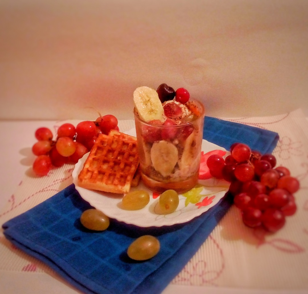 Семифредо - итальянское мороженое с фруктами, ягодами и шоколадом
