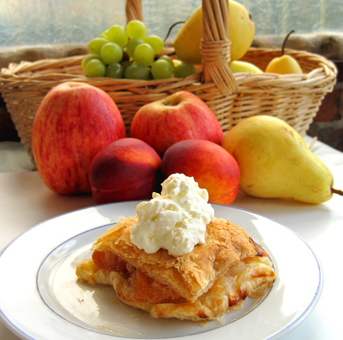 Пирожное из слоеного теста с яблоками и персиками. Apfel-Pfirsich-Tasche