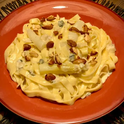 Паста таглиателле с белой спаржей, сливочным соусом с голубым сыром и миндалем