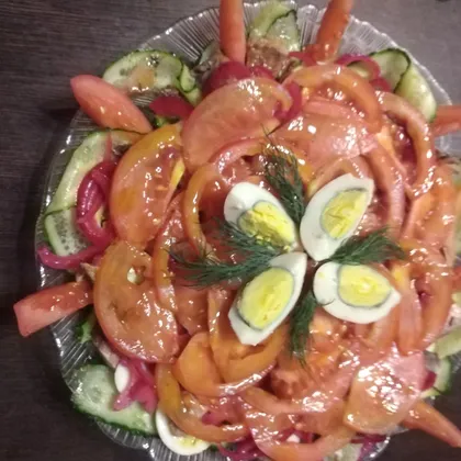 Салат с овощами, яйцом и тунцом