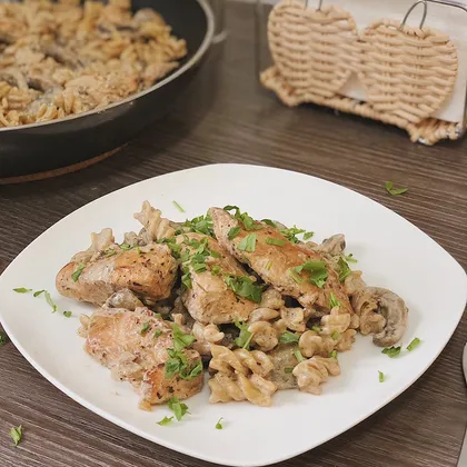 Макароны с курицей и грибами🍝