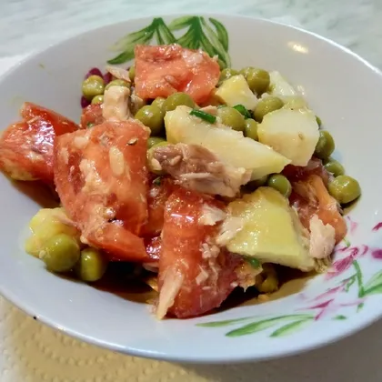 Лёгкий салат с тунцом и помидором