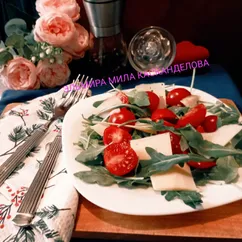 Салат из рукколы с помидорами черри