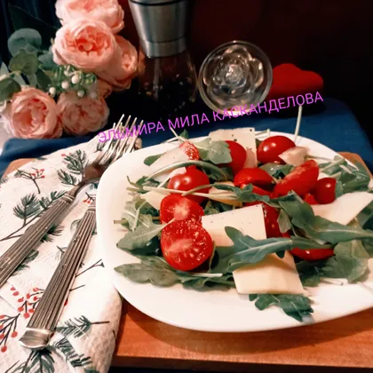 Салат из рукколы с помидорами черри