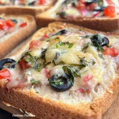 Бутерброды с фаршем, маслинами, редисом и помидорами 