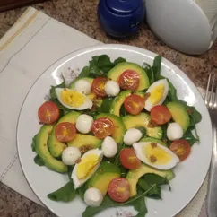Салат с руколой, авокадо, яйцом и помидорами черри