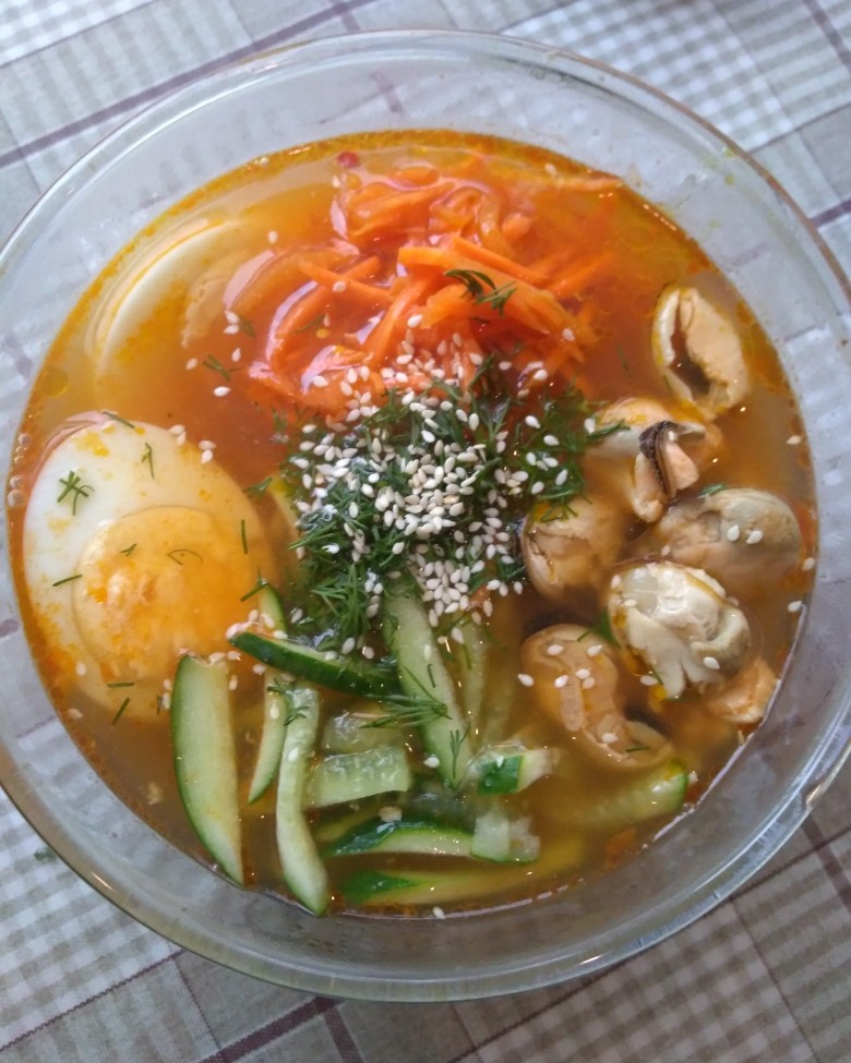 Острый рамен с мидиями и морковью по-корейски