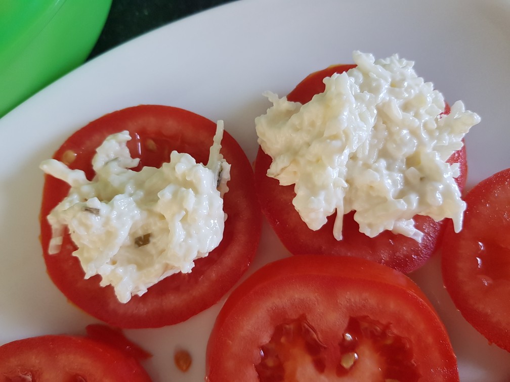 Закуска из помидора сыром и чесноком