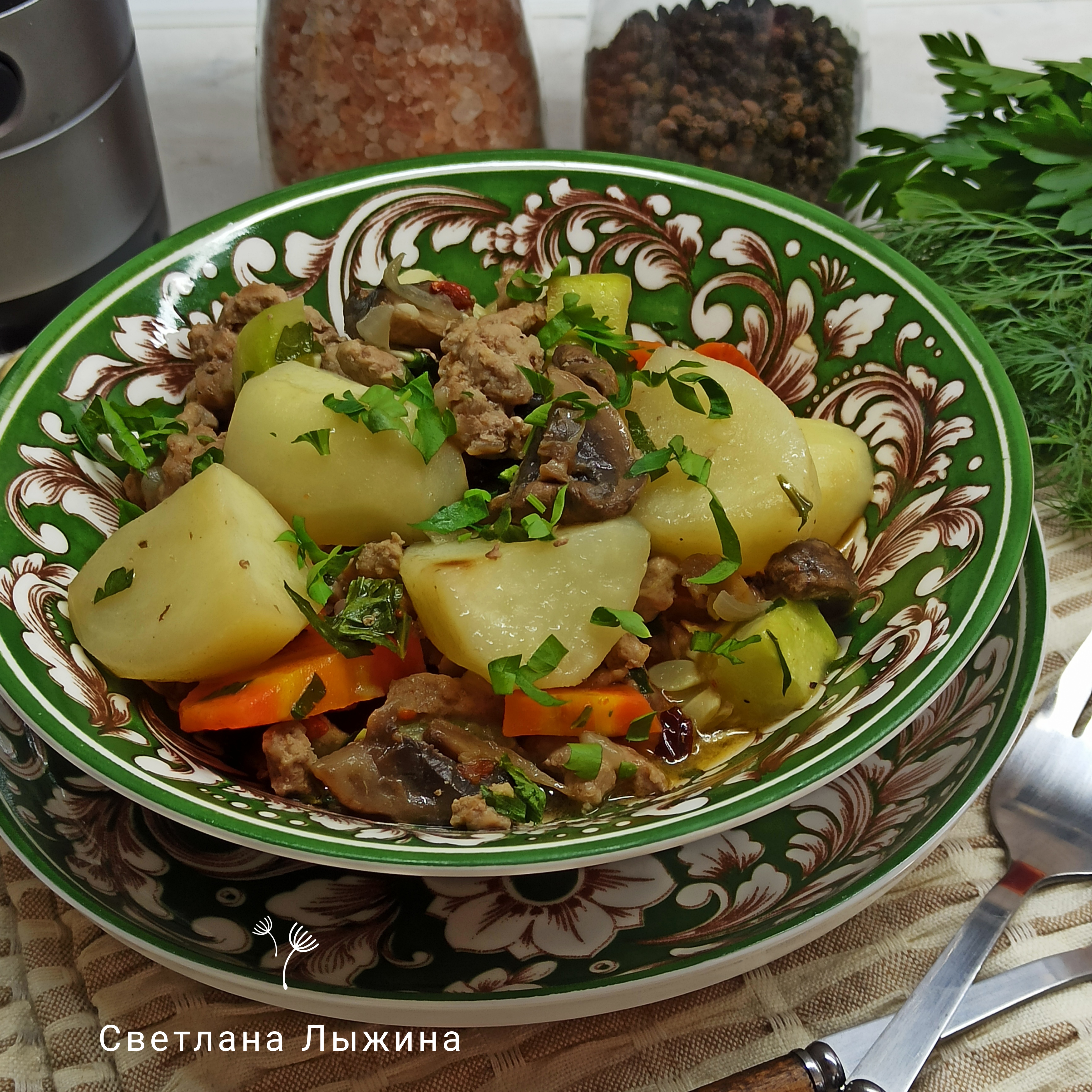 Тушеный картофель с фаршем, кабачками и грибами