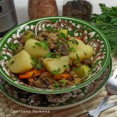 Тушеный картофель с фаршем, кабачками и грибами