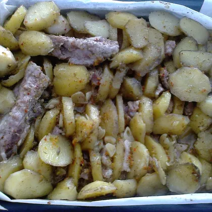 Картофель запеченный со свиной грудинкой и чесноком