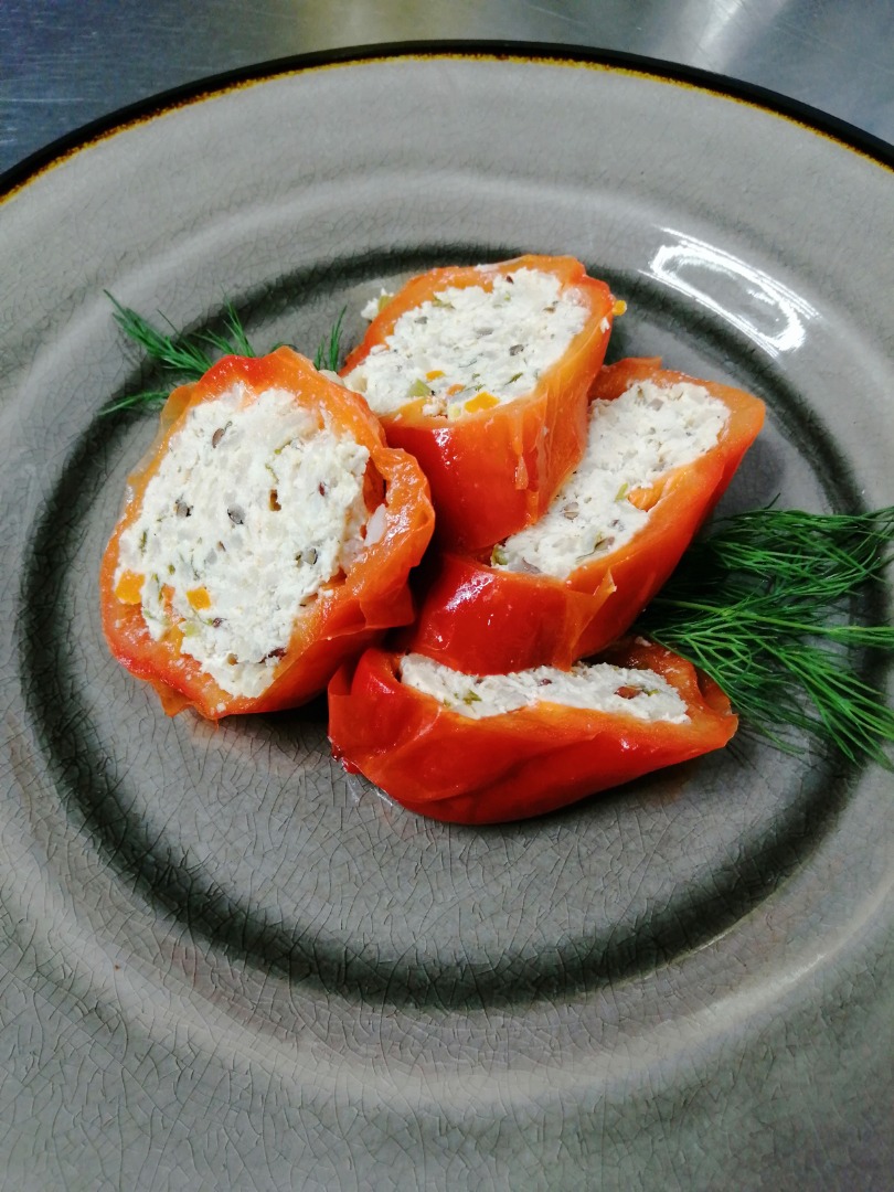 Перец, фаршированный куриным фаршем и рисом