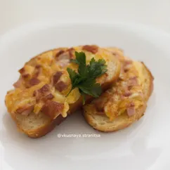 Жареные гренки с сыром и колбасой