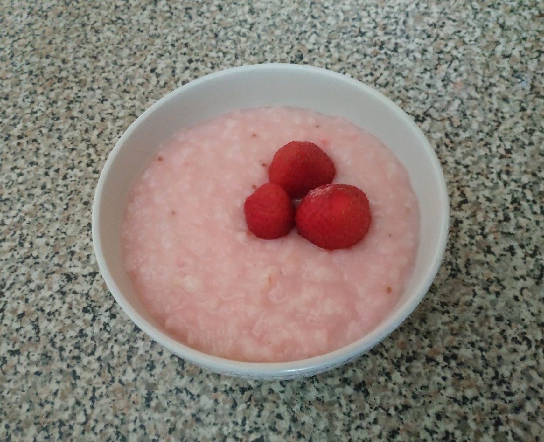 Рисовая каша с клубничным пюре
