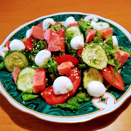 Овощной салат с сыром и рыбой