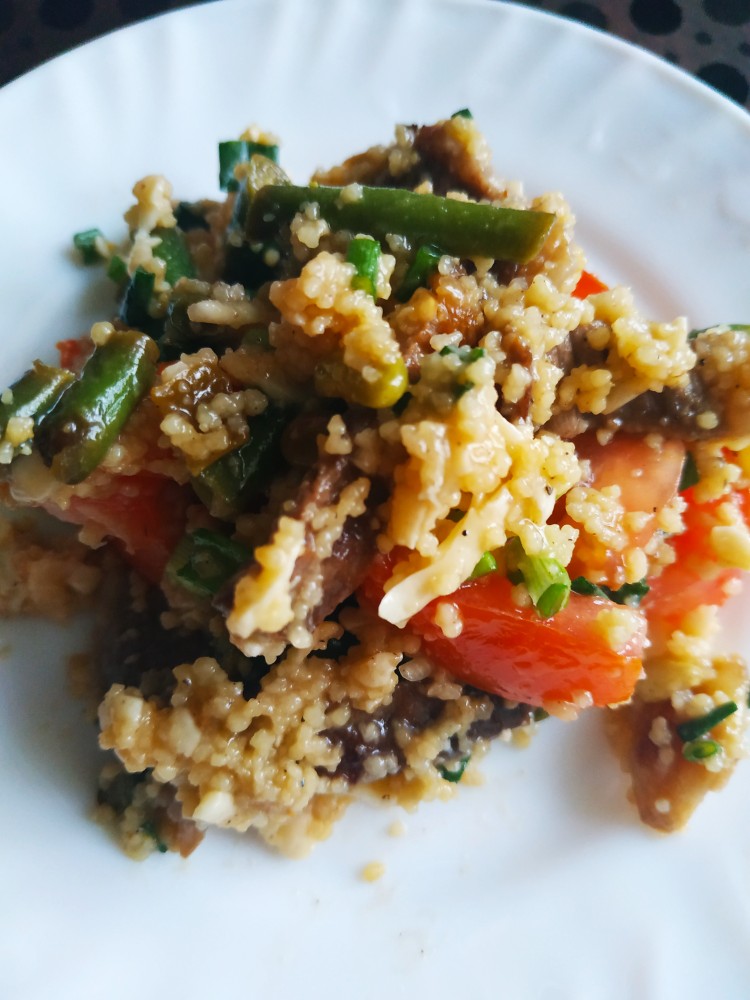 Горячий салат с кускусом и говядиной