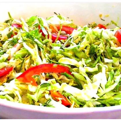 Салат из свежей капусты с томатами и укропом