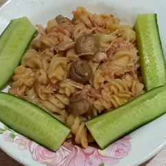 Макароны с тушёнкой и грибами