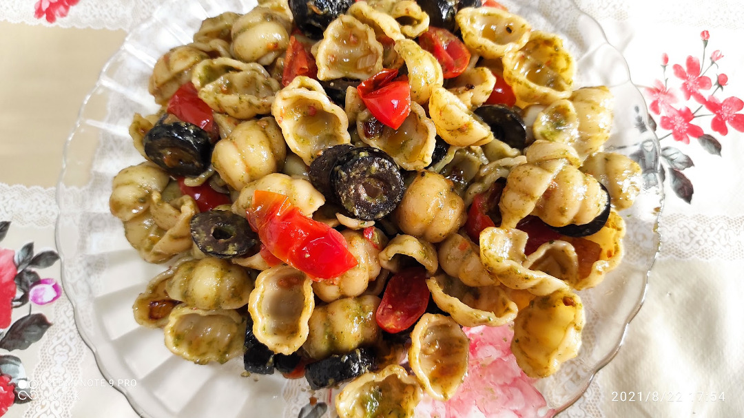 Ракушки с соусом песто, помидорами черри и оливками