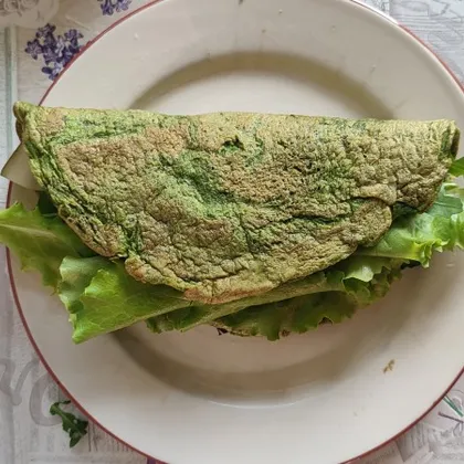 Яичный сэндвич с шпинатом, овощи и зелень