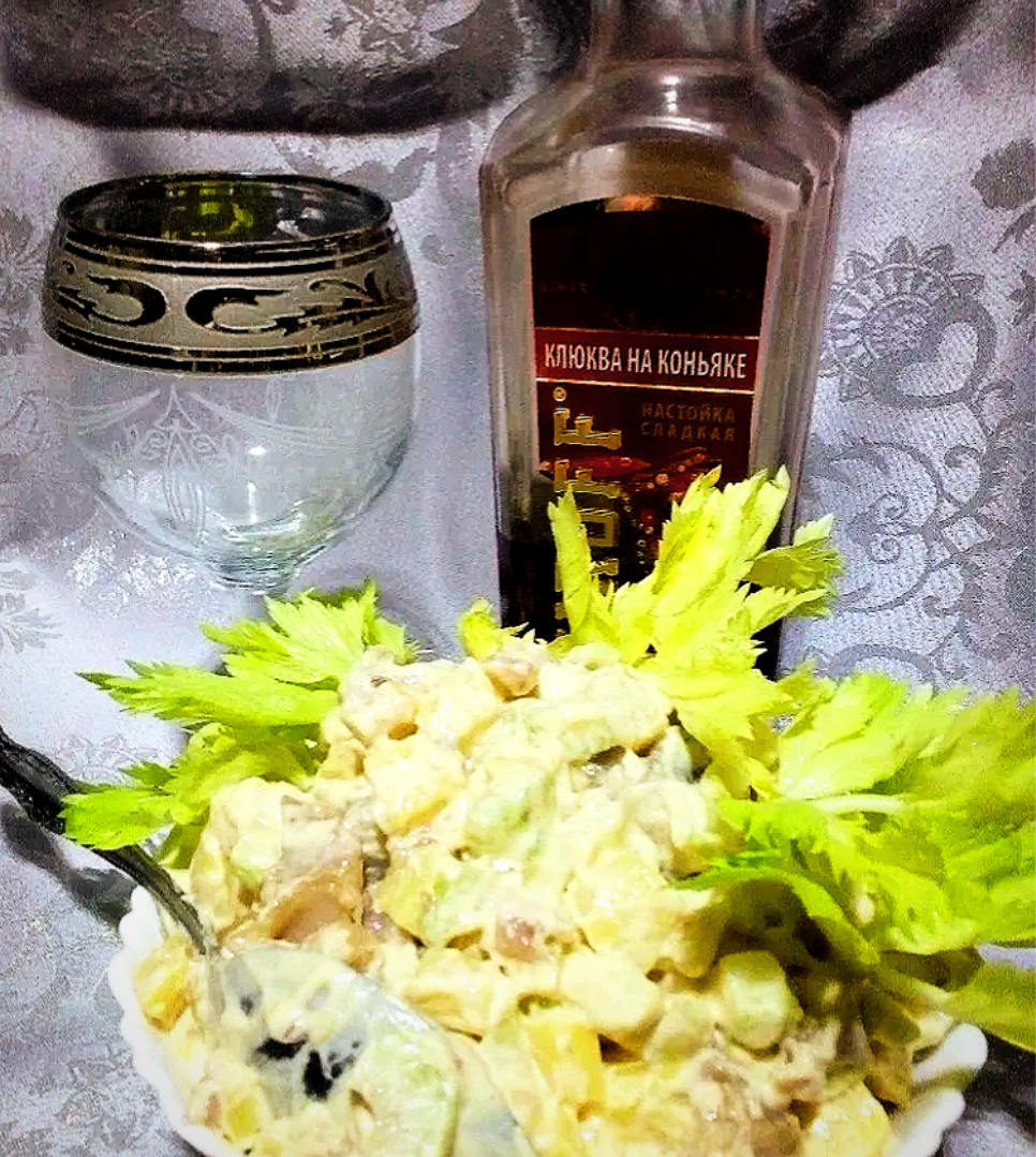 Салат с копченой скумбрией и сельдереем