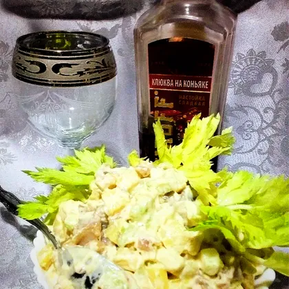 Салат с копченой скумбрией и сельдереем