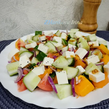Салат овощной с рукколой и фетаксой