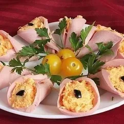 Закуска из колбасы с сыром и чесноком