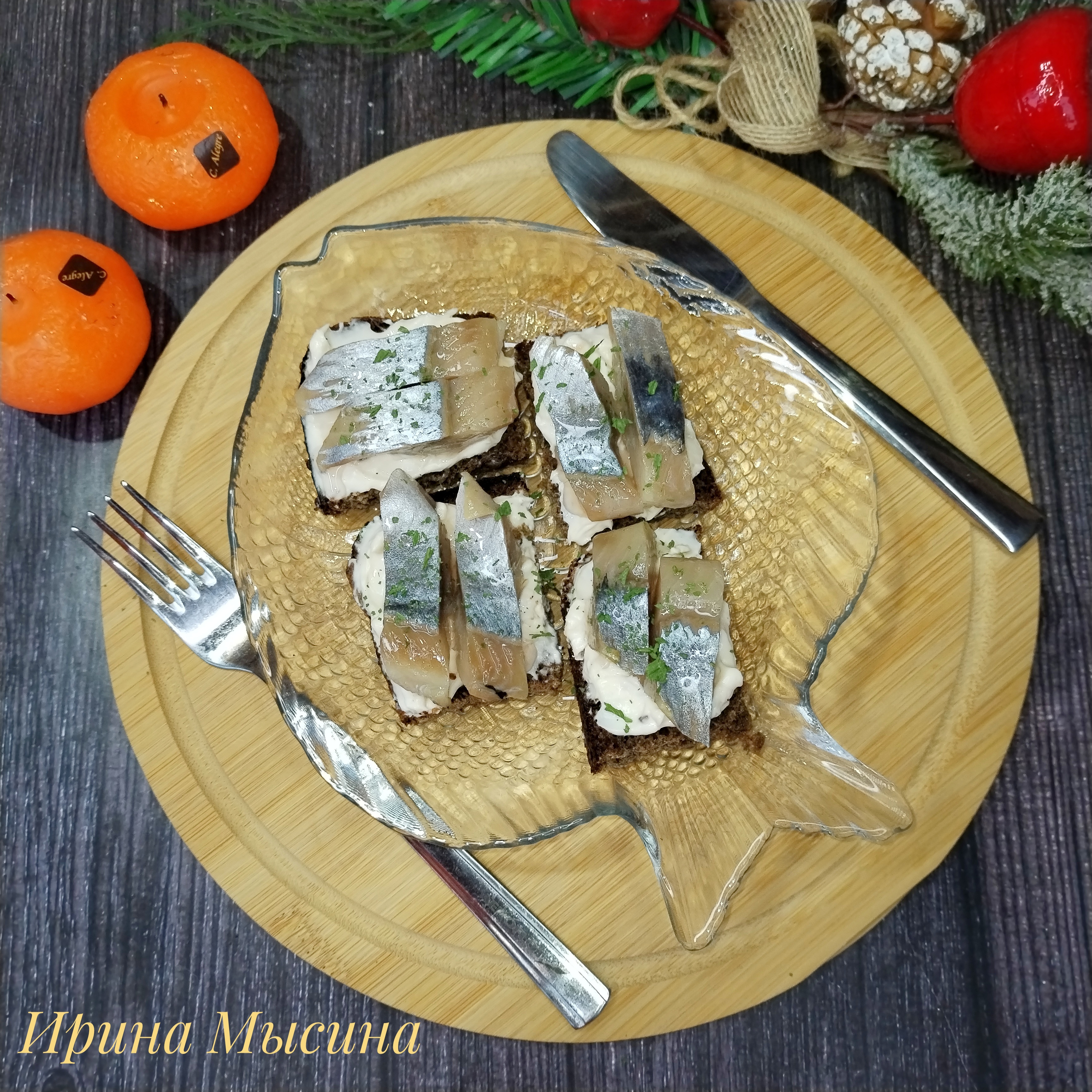 Закусочные мини-бутерброды с сельдью к новогоднему столу 