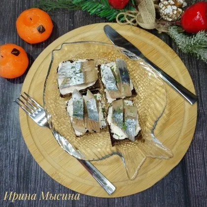 Закусочные мини-бутерброды с сельдью к новогоднему столу