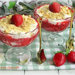 Десерт из печенья с творожным кремом
